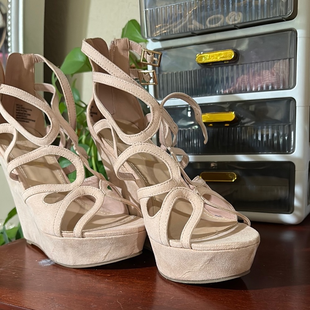 Vince Camuto Cream Wedge Sandals with Strappy Design